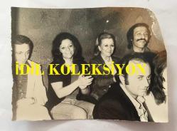 TOLGA AŞKINER ve NİSA SEREZLİ'NİN ORİJİNAL 2'Lİ FOTOĞRAFI SETİ - 11 x 9 cm EBADINDA - NİSA SEREZLİ, TOLGA AŞKINER ve SEVİL ÜSTEKİN BİR ARADA EĞLENİRKEN ÇEKİLMİŞ 2 FARKLI KARE