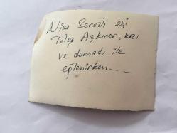 TOLGA AŞKINER ve NİSA SEREZLİ'NİN ORİJİNAL 2'Lİ FOTOĞRAFI SETİ - 11 x 9 cm EBADINDA - NİSA SEREZLİ, TOLGA AŞKINER ve SEVİL ÜSTEKİN BİR ARADA EĞLENİRKEN ÇEKİLMİŞ 2 FARKLI KARE