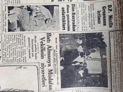 Cumhuriyet Gazetesi - 2 Kasım 1955 - Yıllık Nutuk yazan Nadir Nadi Başmakale - Meclis Dün Celal Bayar'ın Nutku ile açıldı fotoğraf - Cumhurreisi Celal Bayar'ın Nutku 1 saat 45 dakika sürdü - Celal Bayar Dün meclis kapısında Refik Koraltan ve Adnan Menderes tarafından karşılanıyor - Maarif Vekili Celal Yardımcı ile Konya mebusu Ragıp Atademir arasında münakaşa - Batı Almanya müdafaa vekili Theodor Blank'ın ziyaretleri fotoğraf - 24 milyon 109 bin 641 kişiyiz  -  İstanbul Üniversitesi dün yeni ders yılına başladı - 1 Bedende 2 Adam yazan Va Nü yazı dizisi - Nobel Barış mükafatı adayları Eden Trygve Lie Eisenhower - trafik kazaları yazan Burhan Felek - dokunulmazlığı kaldırılmak istenen mebuslar listesi - İstanbul Belediyesi Şehir Tiyatrosu komedi kısmında işte buna talih derler - sonsuz ıstırap filmi Şan sinemasında - ölüm hücresi filmi yeni ve Çemberlitaş sinemasında - Fenerbahçe genç takımı amerikalıları 6-0 yendi - Dolmabahçe stadında Adaletle Vefa karşılaşacak  fotoğraf -Edison ampul