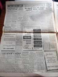 Cumhuriyet Gazetesi - 2 Kasım 1955 - Yıllık Nutuk yazan Nadir Nadi Başmakale - Meclis Dün Celal Bayar'ın Nutku ile açıldı fotoğraf - Cumhurreisi Celal Bayar'ın Nutku 1 saat 45 dakika sürdü - Celal Bayar Dün meclis kapısında Refik Koraltan ve Adnan Menderes tarafından karşılanıyor - Maarif Vekili Celal Yardımcı ile Konya mebusu Ragıp Atademir arasında münakaşa - Batı Almanya müdafaa vekili Theodor Blank'ın ziyaretleri fotoğraf - 24 milyon 109 bin 641 kişiyiz  -  İstanbul Üniversitesi dün yeni ders yılına başladı - 1 Bedende 2 Adam yazan Va Nü yazı dizisi - Nobel Barış mükafatı adayları Eden Trygve Lie Eisenhower - trafik kazaları yazan Burhan Felek - dokunulmazlığı kaldırılmak istenen mebuslar listesi - İstanbul Belediyesi Şehir Tiyatrosu komedi kısmında işte buna talih derler - sonsuz ıstırap filmi Şan sinemasında - ölüm hücresi filmi yeni ve Çemberlitaş sinemasında - Fenerbahçe genç takımı amerikalıları 6-0 yendi - Dolmabahçe stadında Adaletle Vefa karşılaşacak  fotoğraf -Edison ampul