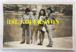 BESTECİ ve ARANJÖR FECRİ EBCİOĞLU'NUN ORİJİNAL FOTOĞRAFI - 18 x 12 cm EBADINDA - FECRİ EBCİOĞLU, EROL EVGİN ve DİĞER SANATÇI DOSTLARIYLA SAHİLDE POZ VERİRKEN ÇEKİLMİŞ BİR KARE