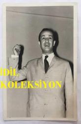 BESTECİ ve ARANJÖR FECRİ EBCİOĞLU'NUN ORİJİNAL FOTOĞRAFI - 18 x 12 cm EBADINDA - FECRİ EBCİOĞLU 1960'LARDA GÜLÜMSEYEREK POZ VERİRKEN ÇEKİLMİŞ BİR KARE
