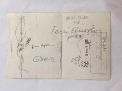 BESTECİ ve ARANJÖR FECRİ EBCİOĞLU'NUN ORİJİNAL FOTOĞRAFI - 18 x 12 cm EBADINDA - FECRİ EBCİOĞLU, GÜLSÜM KAMU, GÖNÜL YAZAR ve HALDUN DORMEN 1960'LARDA BİR KEMANDA OTURUP SOHBET EDERLERKEN ÇEKİLMİŞ BİR KARE