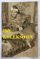 BESTECİ ve ARANJÖR FECRİ EBCİOĞLU'NUN ORİJİNAL FOTOĞRAFI - 18 x 12 cm EBADINDA - FECRİ EBCİOĞLU, OSMANLI DÖNEMİ KIYAFETİYLE POZ VERİRKEN ÇEKİLMİŞ BİR KARE, TAMER GÜVENÇ KADRAJIYLA (BEYOĞLU)