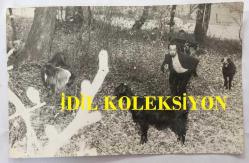 BESTECİ ve ARANJÖR FECRİ EBCİOĞLU'NUN ORİJİNAL 5'Lİ FOTOĞRAF SETİ - 18 x 12 cm ve 17 x 8 cm EBADINDA - FECRİ EBCİOĞLU'NIN TABANCASI ve KEÇİYLE YAPTIĞI BİR OYUN SIRASINDA ÇEKİLMİŞ 5 FARKLI KARE