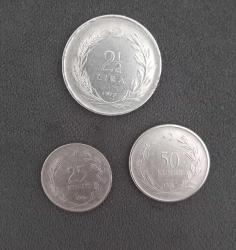 3 ADET 1970'LER 2,5 LİRA - 50 KURUŞ - 25 KURUŞ MADENİ PARA LOTU KONDİSYON 7/10.  KOLEKSİYONLUK NADİR