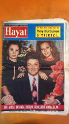 HAYAT HAFTALIK HABER MECMUA, DERGİSİ-   ORTA SAYFA POSTER: MAVNALAR TABLOSU - SAYI: 52 SIRA NO: 794 TARİH: 23 ARALIK 1971 ZEKİ MÜREN - HÜLYA KOÇYİĞİT - FATMA GİRİK - GÜLŞAH KOÇYİĞİT - BERKER İNANOĞLU - SELİM - NEVZAT OKÇUGİL - PATRICIA NIXON - RICHARD NIXON - NESİBE BATIYOK - SEDAT DİZİCİ - KORAY GÜNEY YAY BURCUNUN 3 YILDIZI - ZEKİ MÜREN’E KARPUZLU DOĞUM GÜNÜ SÜRPRİZİ - DOĞUM GÜNÜNÜ BİRLİKTE KUTLAYAN SANATÇILAR - NİXON’LARIN BEYAZ SARAY GÜNLÜĞÜ - PATRICIA NIXON’UN HAYATI - YILIN EN GÜZEL FOTOĞRAFI YARIŞMASI - NESİBE BATIYOK’UN BAĞIŞLARI - MALTEPE’DE CAMİ VE DİSPANSER - FERHATPAŞA ÇİFTLİĞİ BAĞIŞI - KOLERA SONRASI SAĞMALCILAR VE ESENLER’DE HAYIR HİZMETLERİ - İCLAL AR - AYŞE SARIALP - LEYLA NİSLİ - EDİBE KIRDAR - MÜCAP OFLUOĞLU - ŞİRİN DEVRİM - NİLÜFER SARPER - HANDAN ÖNİŞ - TÜRKAN ECZACIBAŞI - BELMA HAMAMCIOĞLU - ASUDE ZEYBEKOĞLU - FERİHA MİREL - SUAT AYSAN - BULUT - BERNA TOKAR - GÜLSEN ERAT - ATİYE DEMİRCİ - AYŞE BEYAZIT - BELMA VEZİROĞLU - ADLA CERRAHOĞL -  EKSİKSİZ TAM TAKIM 48 SAYFA