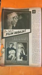 HAYAT HAFTALIK HABER MECMUA, ORTA SAYFA POSTER: MONA LISA TABLOSU - SIRA NO: 540 SAYI: 7 TARİH: ŞUBAT 1967 HÜLYA KOÇYİĞİT - AJDA PEKKAN - EROL DERNEK - VIRGIL GRISSOM - ED WHITE - ROGER CHAFFEE - WALLACE FENN - LYNDON B. JOHNSON - SEVKET RADO - SÜREYYA - FARAH PEHLEVİ - HERBERT VON KARAJAN - ELIETTE KARAJAN - ISABELLA KARAJAN - ALFRED HITCHCOCK ASRIMIZIN EN GÜZEL GÖZLERİ - AFRİKA ORMANLARINDA BİR TÜRK AVCISI - AY YOLUNDA BİR DRAM: APOLLO KAZASI - ÇEKİŞMELER VE ÇALIŞMALAR ÜZERİNE - KIŞIN ST. MORITZ’DE BOY GÖSTERENLER - SÜREYYA’NIN TEK BAŞINA TATİLİ - KARAJAN VE HITCHCOCK ST. MORITZ’DE - HAYAT VE İNSANLAR - SON FOTOĞRAFLAR - HÜZÜNLÜ TÖREN VE FEZA ŞEHİTLERİ - SUUD - PRENSES NOZHA - NASIR - FAYSAL - WINDSOR DÜKÜ - WINDSOR DÜŞESİ - WALLIS SIMPSON - EDWARD - STANLEY BALDWIN - LEON ZITRONE SUUD’UN KALBİNE GİDEN YOL KIZINDAN GEÇER - KAHİRE’DE PRENSES NOZHA’YA DEVLET İTİBARI - NASIR’IN SUUD POLİTİKASI - WINDSOR DÜKÜ VE DÜŞESİ: TAHTTAN FERAGATİN ARDINDAKİ AŞK - 30  -  EKSİKSİZ TAM TAKIM 48 SAYFA