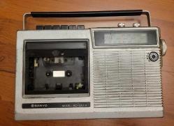 SANYO RADYO TEYP. PİLLE ÇALIŞIYOR, KABLOSU YOK ELEKTRİKLE DENENMEDİ.