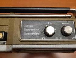 SANYO RADYO TEYP. PİLLE ÇALIŞIYOR, KABLOSU YOK ELEKTRİKLE DENENMEDİ.
