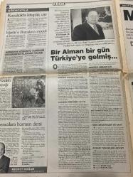 STAR BOX GAZETESİ DOĞUM GÜNÜ HEDİYESİ -26 MAYIS 2002 -İbrahim Betil-Senem Betil-Atilla Kıyat-Özgür Kıyat-Deniz Güçer Erdem-Ecevit-Durgut Zileli-Cemil Çiçek-Mustafa Bulun-Orhan Borçak-Erkin Koray-Vural Şerifoğlu-Ahmet Tunagür-Özkan Demir-Zafer Turgut-Kadir Kılıçparlar  Bankacının kızı pastacı Amiralın oğlu türkücü-551’inci Milletvekili-Başbakanlık cimri çıktı-Rakı uzmanı-Ecevit’in doktoru yönünü şaşırıyor-Şatoda ithal ağaçlar dökülüyor yapraklar-İzinsiz gösteri mi var-Kral pavyona düştü-Sessiz kayınpeder-Güzel Türkçemiz-Gelin Kebabı-Bastığın yeri bileceksin-Baba sakın brockman-Erkin Koray’ın Diskografisi-Dünyayı gözetleyen uçak-Kedi sözlüğü-Bu resmen bir devrim