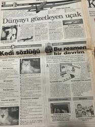 STAR BOX GAZETESİ DOĞUM GÜNÜ HEDİYESİ -26 MAYIS 2002 -İbrahim Betil-Senem Betil-Atilla Kıyat-Özgür Kıyat-Deniz Güçer Erdem-Ecevit-Durgut Zileli-Cemil Çiçek-Mustafa Bulun-Orhan Borçak-Erkin Koray-Vural Şerifoğlu-Ahmet Tunagür-Özkan Demir-Zafer Turgut-Kadir Kılıçparlar  Bankacının kızı pastacı Amiralın oğlu türkücü-551’inci Milletvekili-Başbakanlık cimri çıktı-Rakı uzmanı-Ecevit’in doktoru yönünü şaşırıyor-Şatoda ithal ağaçlar dökülüyor yapraklar-İzinsiz gösteri mi var-Kral pavyona düştü-Sessiz kayınpeder-Güzel Türkçemiz-Gelin Kebabı-Bastığın yeri bileceksin-Baba sakın brockman-Erkin Koray’ın Diskografisi-Dünyayı gözetleyen uçak-Kedi sözlüğü-Bu resmen bir devrim