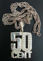 2000'lerin Başından Kalma Rap-Hip Hop 50 Cent'lik Temalı Gümüş Renkli Metal Rapçi Kolyesi. Rap-Hip Hop Tarzı Müzik Severler İçin Koleksiyonluk Büyük Boyutta Sallantılı Kolye-Zincir. (Yüzeysel Hafif Yıpranma Mevcuttur/Haliyle)