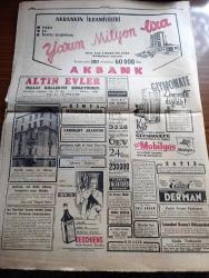 Cumhuriyet Gazetesi - 13 Ocak 1955 - altın mikyası Cumhuriyet Başmakale - Türkiye ile Irak arasında anlaşma - Bağdat'ta dün gece neşredilen tebliğ - başvekil Adnan Menderes ve beraberindekiler Kral birinci Faysal'ın kabrine çelenk koyarken fotoğraf - Adnan Menderes'in Irak parlamentosunda Nutku - Turgut Bayar dün gazetecilerle konuşurken fotoğraf - Migros ne zaman çalışmaya başlayacak - güreşte temsili takıma seçilmiş bulunan emektar Celal Atik çalışmalar esnasında fotoğraf - Türkiye'de muazzam bir yeraltı hava üssü kurulacak - İstanbul erkek Lisesi 71 yaşında - Uludağ'ın Milli Park haline getirilmesine dair tasarı - Marilyn Monroe giyiniyor fotoğraf - kazın ayağı öyle değil yazan Burhan Felek - Roma tatili filmi başrolde Audrey Hepburn Gregory Peck Kadıköy Süreyya sinemasında - Galatasaray dün Beyoğluspor'u 3 1 mağlup etti - Galatasaray'ın ilk ecnebi antrenörü Hanter Galatasaray'ın 50. yıldönümüne çağırılacak - Zoraki Diplomat yazan Yakup Kadri Karaosmanoğlu Yazı Dizisi - tiyatro