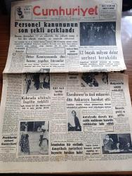 Cumhuriyet Gazetesi - 29 Ocak 1956 - aydınlık isteriz yazan Nadir Nadi Başmakale - personel kanununun son şekli açıklandı - Celal Bayar'ın dünkü tetkikleri fotoğraf - 12 buçuk milyon dolar serbest bırakıldı - Makbule Atadan'ın mirası - Kıbrıs'ta tedhişçilik yapanlar tevkif edilirken fotoğraf - Eisenhower'in özel müşaviri Clarence B. Randall dün Ankara'ya hareket etti - Eisenhower Rusya'nın 20 yıllık dostluk anlaşması teklifinin kabul edilmeyeceğini açıkladı - ithal edilen ilaçlar - murakabe yazan Hasan Ali Yücel - Rus Yugoslav atom işbirliği - Konya Hürriyet Partisi teşkilatı kuruldu - 1955-1956 Yunus Nadi mükafatı en güzel fikir yazısı - Ankara İstanbul Radyosu Programı - Beylerbeyi sarayına dair yazan Haluk Yusuf Şehsuvaroğlu - haftanın şakaları yazan Burhan Felek - Fenerbahçe dün Ankara'da Havagücünü 3-0 yendi fotoğraf - VII. Kış olimpiyatları - Beşiktaş Adalet maçı - spor sarayında dün bir yangın başlangıcı oldu - Galatasaray İzmir'de Karşıyaka'yı 8 2 yendi - olimpiyatların açılışı
