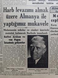 Cumhuriyet Gazetesi - 2 İkincikanun (Ocak) 1943 - İngiltere'de sosyal değişmeler Cumhuriyet Başmakale - yılbaşı mesajları - Hitler diyor ki kış sert olabilir fakat kati savaş saatinde Almanya galip gelecektir fotoğraf - Amerika Harbiye nazırı Zafer yoluna girdik hiçbir şey Amerikan satveti önünde duramayacaktır dedi - Romel'i Tunus'ta karşılamak üzere bir Amerikan kolu Tunus'un cenubunda Gabese yürüyormuş - Cezayir'de tevkif edilen 12 kişi - Amiral Darlan'ın şimal Afrika'da son günlerine dair bir fotoğraf - şimal Fransız afrikası başkomiser ve başkumandanı General Giraud fotoğraf - Moskova bildiriyor Alman müdafaasının şiddeti karşısında Rus taarruzu duraklıyor - harp levazımı almak üzere Almanya ile yaptığımız mukavele - Saffet Arıkan ve Von Papen İstanbul'a geliyorlar fotoğraf - Alman harp tebliği merkez cephesinde karşı hücumlarla düşman birçok mevzilerden ve meskun yerlerden çıkarıldı - Halit Ziya'nın yeni eseri bir acı hikaye - korkusuz pilot bugün İpek sinemasında - La Jana