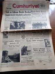 Cumhuriyet Gazetesi - 5 nisan 1955 - Türk ve Lübnan Devlet reisleri bugün trenle İstanbul'a geliyorlar - misafir devlet reisi Camille Chamoun'un cumhuriyet'e demeci - Churchill tatile başlıyor - misafir Lübnan Devlet Reisi Camille Chamoun Cumhurreisimiz Celal Bayar  ve başvekilimiz Adnan Menderes'e verdiği nişanları eliyle takarken fotoğraf - Lübnan'da Türkiye aleyhinde dünkü komünist nümayişi - genç milli takım Roma'ya vasıl oldu fotoğraf - Pakistan Türk Irak Paktı'na davet edildi - Atina radyosunun Kıbrıs'ta İsyan çıkarmaya çalıştığı belirtiliyor - Dumlupınar şehitleri törenlerle anıldı fotoğraf - Hacı Kurye Yazanlar Nihal Karamağaralı ve Va Nü yazı dizisi - İzmit'te yeni cezaevi açılırken yazan Profesör Doktor Nurullah Kunter - hisarın ve tarihi eserlerin restorasyonu - bir hesap yazan Burhan Felek - haftanın olayı Akdeniz futbol turnuvası - basketbol liginde son puan durumu - futbol Federasyonu Başkanı Hasan Polat'ın basın toplantısı - kaybolan diplomatlar yazı dizisi