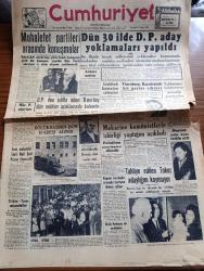 Cumhuriyet Gazetesi - 3 Ekim 1957 - Muhalefet Partileri Arasında Konuşmalar -  Dün 30 İlde Demokrat Parti Aday Yoklamaları Yapıldı - Irak Muhalefet Lideri  Sammirrat Nuri Said Paşayı İtham Etti - Abdülhalik Renda Dün Vefat Etti - Amerikalı İktisatçı Max Thornburg Karadeniz'de Bir Geziye Çıkıyor - Doçent Adile Ayda İstifa Etti-  Kapani Kardeşler Arasında Tartışma Devam Ediyor - Metin Toker tahliye edildikten sonra eşi yavrusu ve İsmet İnönü ile bir arada fotoğraf - Makarios Komünistlerle İşbirliği Yaptığını Açıkladı - İblisin Kızı Yazan Guy Des Cars Yazı Dizisi - 20 Liraya Bir Yahudi Nakleden M. Kenan Kan Yazı - Aşçı Ve Garson Eğitim Merkezi Açılıyor - biraz da başka şeyler yazan Burhan Felek  - haydut filmi Beyoğlu Lale ve Pangaltı İnci sinemasında -İstanbul opereti işbirliği -Fransa'da Siyasi Ve İktisadi Kriz - Yurtta Seçim Mücadelesi İntibaları - Demirkırat'tan Sonra Şimdi de Demirkırası - Fenerbahçe Spartak'a Bir Maç Teklif Etti - Fenerbahçe Son 20 Dakikada Beyoğluspor'a 4 Gol Attı