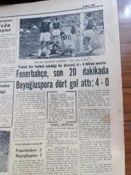 Cumhuriyet Gazetesi - 3 Ekim 1957 - Muhalefet Partileri Arasında Konuşmalar -  Dün 30 İlde Demokrat Parti Aday Yoklamaları Yapıldı - Irak Muhalefet Lideri  Sammirrat Nuri Said Paşayı İtham Etti - Abdülhalik Renda Dün Vefat Etti - Amerikalı İktisatçı Max Thornburg Karadeniz'de Bir Geziye Çıkıyor - Doçent Adile Ayda İstifa Etti-  Kapani Kardeşler Arasında Tartışma Devam Ediyor - Metin Toker tahliye edildikten sonra eşi yavrusu ve İsmet İnönü ile bir arada fotoğraf - Makarios Komünistlerle İşbirliği Yaptığını Açıkladı - İblisin Kızı Yazan Guy Des Cars Yazı Dizisi - 20 Liraya Bir Yahudi Nakleden M. Kenan Kan Yazı - Aşçı Ve Garson Eğitim Merkezi Açılıyor - biraz da başka şeyler yazan Burhan Felek  - haydut filmi Beyoğlu Lale ve Pangaltı İnci sinemasında -İstanbul opereti işbirliği -Fransa'da Siyasi Ve İktisadi Kriz - Yurtta Seçim Mücadelesi İntibaları - Demirkırat'tan Sonra Şimdi de Demirkırası - Fenerbahçe Spartak'a Bir Maç Teklif Etti - Fenerbahçe Son 20 Dakikada Beyoğluspor'a 4 Gol Attı