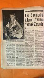 HAYAT HAFTALIK HABER MECMUA, DERGİSİ - ORTA SAYFA POSTER: BURSADA SÜLEYMAN ÇELEBİ TÜRBESİ FOTOGRAF INAL TENGIZMAN - 11 EYLÜL 1959 - SAYI: 37 - STEVE ROCKEFELLER - ANNE-MARIE RASMUSSEN - KRISTIAN RASMUSSEN - TRYGVÉ LIE - SÜLEYMAN ÇELEBİ - SUAVİ SONAR - DÜNDAR ARCAÖREK - SÜHEYLA KÜÇÜK - RAUF DENKTAŞ - AYDIN DENKTAŞ - OSMAN ÖREK - NERİMAN ÖREK - YILMAZ ÇETİNER - JOHANN BUHL - SZENDRO - REYNOLDS - KUŞ CENNETİ MANYAS GÖLÜ - MİLYARDER VE HİZMETÇİ DÜĞÜNÜ - KIBRIS TÜRK KADINLARININ MÜCADELESİ - KIBRIS TÜRK LİDERLERİNİN HANIMLARI - MEVLÜT MUHARRİRİ SÜLEYMAN ÇELEBİ’NİN TÜRBESİ - ÜÇ AVRUPALI GÜZEL İSTANBUL’DA - HAYAT MECMUASI YAYIN KADROSU VE POLİTİKASI - HAFTALIK RÖPORTAJ VE ORTA SAYFA FOTOĞRAFLARI - KÖY KİLİSESİNDE MİLYARDER DÜĞÜNÜ - KIBRIS CUMHURİYETİ YOLUNDA SOSYAL GÖZLEMLER - SİYASİ MÜCADELE VE AİLE YAŞAMI  -  EKSİKSİZ TAM TAKIM 48 SAYFA