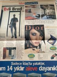 SABAH GAZETESİ DOĞUM GÜNÜ HEDİYESİ- 20 EKİM 2001 -Çetin Altan-Ara Güler-Ahmet Tanrıverdi-Suna Güven-Mutlu Tenbekoğlu-Nebil Özgentürk-Mazhar Alanson-Güven Kıraç-Alper Turgut-Betül Şahin-Michael Jackson-Ayşe Dönat Poyraz-Mustafa Aksu-Sibel Can-Ebru Gündeş-Muzaffer Aksu-Serap Uzel-Orhan Gencebay-Kader-Tarkan-Cem Gül-Erkan Güleryüz-Brad Pitt-Ayşenur Yazıcı-Nihat Durbaş-Anne Heche-Tijen İnaltong-Sinan Akkus-Sibel Tekin-Kenan Kalav-Meral Orhonsay-Tamer Yiğit-Melek Görgün-Ali Özgentürk-Cihan Ünal-Mehmet Ali Erbil-Seda Sayan-Fatih Çıtlak-Gülriz Sururi-Haldun Dormen-Ahmet Uğurlu-Haluk Bilginer-Bülent Emin Yarar-Ercan Kesal  Şerefli günlerin şerefine güzelim-Çingenelik ayıp değil-Tadında kalan güzeldir-Barba’nın müdavimleri-III. Mehmet kim olacak?-‘Efsane’ yalnız dönmedi-Kedi seyreder köpek içine girer-Anne Heche’ye deli diyorlar-Tiyatro-Konser-Sergi-Hırsızın silahı gözleri-Sıradaki Mehmet kim?-‘Roman değil Çingene’yim’-Bir başbakan bir bakan da çingene idi-Pop’un yenilmez kralı-Aşk-ı Memnu yeni