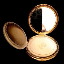 PİRİNÇ ÜZERİ MİNELİ ESKİ DÖNEM PUDRİYER İÇİNDE BİR MİKTAR PUDRA VAR HALİYLE ÇAP 7,5 CM