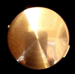 PİRİNÇ ÜZERİ MİNELİ ESKİ DÖNEM PUDRİYER İÇİNDE BİR MİKTAR PUDRA VAR HALİYLE ÇAP 7,5 CM