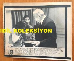 VEHBİ KOÇ'UN AJANS BASIMI 2'Lİ FOTOĞRAF SETİ (KAĞIT BASKI) - 22 x 17 cm EBADINDA - KOÇ TOPLULUĞUNDA ÇALIŞANLARIN BAŞARILI ÇOCUKLARINA VEHBİ KOÇ TARAFINDAN ÖDÜLLER VERİLDİ, ''14'ÜNCÜ EĞTİM BAŞARI ARMAĞANI ÖDÜL TÖRENİ'', 1991