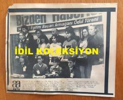 VEHBİ KOÇ'UN AJANS BASIMI 2'Lİ FOTOĞRAF SETİ (KAĞIT BASKI) - 22 x 17 cm EBADINDA - KOÇ TOPLULUĞUNDA ÇALIŞANLARIN BAŞARILI ÇOCUKLARINA VEHBİ KOÇ TARAFINDAN ÖDÜLLER VERİLDİ, ''14'ÜNCÜ EĞTİM BAŞARI ARMAĞANI ÖDÜL TÖRENİ'', 1991