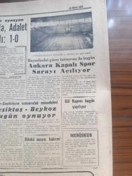 Cumhuriyet Gazetesi - 19 Ekim 1957 - Bir Savaşçı Yazan Nadir Nadi Başmakale  - Adnan Menderes Dün İsmet İnönü'ye  Ağır Bir İthamda Bulundu - Üstad Hüseyin Cahit Yalçın'ı Dün Kaybettik Fotoğraf - Şemsettin Günaltay Demokrat Partilileri Yardıma Çağırdı - Hürriyet Partisi Seçim Beyannamesi Açıklandı - Türk Uçakları Suriye Üzerinde Uçmamıştır - Cumhurbaşkanı Neden Seçim Nutku Söylüyor - Cumhuriyetçi Millet Partisi'nin Dünkü Büyük Mitingi - Türkiye'nin Altınları - 20 Liraya Bir Yahudi Nakleden M. Kenan Kan Yazı Dizisi - İblisin Kızı Yazan Guy Des Cars Yazı Dizisi - Abdurrahman Gazi Garnizonunun Temeli Dün Atıldı - Kıbrıs'ta Bombalar Patlamaya Başladı - Rus Peyki yazan Burhan Felek - Ankara'da Asya Gribi Şiddetlendi - Asya Gribine Yakalanan Hürriyet Partisi Liderleri Fevzi Lütfi Karaosmanoğlu Turan Güneş Osman Nuri Göver - Dünkü İlk Antremanda Yalçın Granit Milli Takımdan Affını İstedi - Ankara Kapalı Spor Sarayı Açılıyor - Behzat Burak Raşit Rıza Jübilesi şehir komedi tiyatrosunda - Tamek