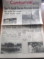 Cumhuriyet Gazetesi - 27 Haziran 1960 - Spor Ve Gençlik Bayramı Heyecanla Kutlandı - Dün Yurdun Her Yerinde Büyük Törenler Yapıldı - Yurt Dışına Çıkma İzni İçin Aranan Şartlar - Ortadoğu Teknik Üniversitesi İle İlgili Suistimal - Orgeneral Cemal Gürsel'in Gençliğe Hitabesi -  Gençlik ve Spor Bayramı gösterilerinde büyük tezahürata vesile olan Kuleli Askeri Lisesi talebeleri geçerken fotoğraf - Gençligin Atatürk'ün Hitabesine Cevabı - Milli Birlik Komitesi İlk Defa Dün İstirahat Etti - Charlie Chaplin Aleyhine Açılan Babalık Davası - Yıldızlar Mahallesinde Komiserdim Beverly Hills Yazan Clinton Anderson Yazı Dizisi - Dümensiz Gemi Yazan Rikkat Köknar Yazı Dizisi - Kaybettiğimiz Milli Değerler Tonguç Yazan Sabahattin Eyüboğlu - Madagaskar Bağımsız Cumhuriyet Oldu  - Vatan Cephesine Girenlerin Akıbeti - Kırkpınar Güreşleri Sona Erdi İbrahim Karabacak Başpehlivan Oldu fotoğraf - Fenerbahçe Kongresinde Kadri Aytaç Ve Hilmi Kiremitçi Transferine Karar Verildi