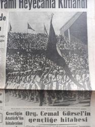 Cumhuriyet Gazetesi - 27 Haziran 1960 - Spor Ve Gençlik Bayramı Heyecanla Kutlandı - Dün Yurdun Her Yerinde Büyük Törenler Yapıldı - Yurt Dışına Çıkma İzni İçin Aranan Şartlar - Ortadoğu Teknik Üniversitesi İle İlgili Suistimal - Orgeneral Cemal Gürsel'in Gençliğe Hitabesi -  Gençlik ve Spor Bayramı gösterilerinde büyük tezahürata vesile olan Kuleli Askeri Lisesi talebeleri geçerken fotoğraf - Gençligin Atatürk'ün Hitabesine Cevabı - Milli Birlik Komitesi İlk Defa Dün İstirahat Etti - Charlie Chaplin Aleyhine Açılan Babalık Davası - Yıldızlar Mahallesinde Komiserdim Beverly Hills Yazan Clinton Anderson Yazı Dizisi - Dümensiz Gemi Yazan Rikkat Köknar Yazı Dizisi - Kaybettiğimiz Milli Değerler Tonguç Yazan Sabahattin Eyüboğlu - Madagaskar Bağımsız Cumhuriyet Oldu  - Vatan Cephesine Girenlerin Akıbeti - Kırkpınar Güreşleri Sona Erdi İbrahim Karabacak Başpehlivan Oldu fotoğraf - Fenerbahçe Kongresinde Kadri Aytaç Ve Hilmi Kiremitçi Transferine Karar Verildi