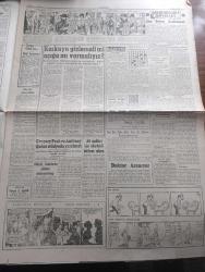 Cumhuriyet Gazetesi - 27 Haziran 1960 - Spor Ve Gençlik Bayramı Heyecanla Kutlandı - Dün Yurdun Her Yerinde Büyük Törenler Yapıldı - Yurt Dışına Çıkma İzni İçin Aranan Şartlar - Ortadoğu Teknik Üniversitesi İle İlgili Suistimal - Orgeneral Cemal Gürsel'in Gençliğe Hitabesi -  Gençlik ve Spor Bayramı gösterilerinde büyük tezahürata vesile olan Kuleli Askeri Lisesi talebeleri geçerken fotoğraf - Gençligin Atatürk'ün Hitabesine Cevabı - Milli Birlik Komitesi İlk Defa Dün İstirahat Etti - Charlie Chaplin Aleyhine Açılan Babalık Davası - Yıldızlar Mahallesinde Komiserdim Beverly Hills Yazan Clinton Anderson Yazı Dizisi - Dümensiz Gemi Yazan Rikkat Köknar Yazı Dizisi - Kaybettiğimiz Milli Değerler Tonguç Yazan Sabahattin Eyüboğlu - Madagaskar Bağımsız Cumhuriyet Oldu  - Vatan Cephesine Girenlerin Akıbeti - Kırkpınar Güreşleri Sona Erdi İbrahim Karabacak Başpehlivan Oldu fotoğraf - Fenerbahçe Kongresinde Kadri Aytaç Ve Hilmi Kiremitçi Transferine Karar Verildi