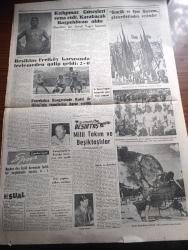 Cumhuriyet Gazetesi - 27 Haziran 1960 - Spor Ve Gençlik Bayramı Heyecanla Kutlandı - Dün Yurdun Her Yerinde Büyük Törenler Yapıldı - Yurt Dışına Çıkma İzni İçin Aranan Şartlar - Ortadoğu Teknik Üniversitesi İle İlgili Suistimal - Orgeneral Cemal Gürsel'in Gençliğe Hitabesi -  Gençlik ve Spor Bayramı gösterilerinde büyük tezahürata vesile olan Kuleli Askeri Lisesi talebeleri geçerken fotoğraf - Gençligin Atatürk'ün Hitabesine Cevabı - Milli Birlik Komitesi İlk Defa Dün İstirahat Etti - Charlie Chaplin Aleyhine Açılan Babalık Davası - Yıldızlar Mahallesinde Komiserdim Beverly Hills Yazan Clinton Anderson Yazı Dizisi - Dümensiz Gemi Yazan Rikkat Köknar Yazı Dizisi - Kaybettiğimiz Milli Değerler Tonguç Yazan Sabahattin Eyüboğlu - Madagaskar Bağımsız Cumhuriyet Oldu  - Vatan Cephesine Girenlerin Akıbeti - Kırkpınar Güreşleri Sona Erdi İbrahim Karabacak Başpehlivan Oldu fotoğraf - Fenerbahçe Kongresinde Kadri Aytaç Ve Hilmi Kiremitçi Transferine Karar Verildi