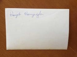 HAYATİ HAMZAOĞLU'NUN ORİJİNAL FOTOĞRAFI  - 18 x 12 cm EBADINDA - HAYATİ HAMZAOĞLU BİR YEŞİLÇAM FİLMİNDE BAŞI SARGILIYKEN ÇEKİLMİŞ BİR KARE