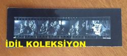 HAYATİ HAMZAOĞLU'NUN ORİJİNAL FOTOĞRAFI  - 18 x 6 cm EBADINDA - HAYATİ HAMZAOĞLU'NUN BİR YEŞİLÇAM FİLMİNDEN 5 FARKLI KARE TEK FOTOĞRAFTA, HER BİR KARE 3,5 x 2,5 cm EBADINDA MİNİ BOYDADIR.