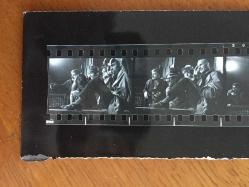 HAYATİ HAMZAOĞLU'NUN ORİJİNAL FOTOĞRAFI  - 18 x 6 cm EBADINDA - HAYATİ HAMZAOĞLU'NUN BİR YEŞİLÇAM FİLMİNDEN 5 FARKLI KARE TEK FOTOĞRAFTA, HER BİR KARE 3,5 x 2,5 cm EBADINDA MİNİ BOYDADIR.