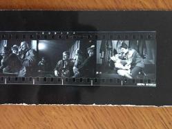 HAYATİ HAMZAOĞLU'NUN ORİJİNAL FOTOĞRAFI  - 18 x 6 cm EBADINDA - HAYATİ HAMZAOĞLU'NUN BİR YEŞİLÇAM FİLMİNDEN 5 FARKLI KARE TEK FOTOĞRAFTA, HER BİR KARE 3,5 x 2,5 cm EBADINDA MİNİ BOYDADIR.