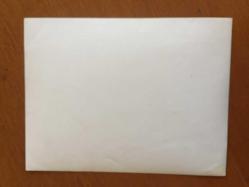 HAYATİ HAMZAOĞLU'NUN ORİJİNAL BÜYÜK BOY FOTOĞRAFI  - 24 x 18 cm EBADINDA - HAYATİ HAMZAOĞLU BİR YEŞİLÇAM FİLMİ SAHNESİNDE ARAZİDE BİR KIZI İPLE YÜRÜTÜRKEN ÇEKİLMİŞ BİR KARE