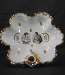 Fransa, Napoleon Bonaparte ve Eşi Joséphine de Beauharnais Temalı Altın Vermeyli Renkli Çok Şık Porselen Tabak. Orijinal-Porcelaine de Luxe Markalı. Koleksiyonluk. (16x19 cm)