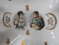 Fransa, Napoleon Bonaparte ve Eşi Joséphine de Beauharnais Temalı Altın Vermeyli Renkli Çok Şık Porselen Tabak. Orijinal-Porcelaine de Luxe Markalı. Koleksiyonluk. (16x19 cm)