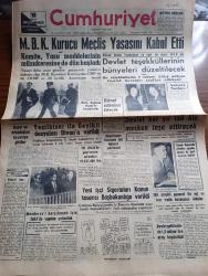 Cumhuriyet Gazetesi - 8 Aralık 1960 - Milli Birlik Komitesi Kurucu Meclis Yasasını Kabul Etti - Devlet Teşekküllerinin Bünyeleri Düzeltilecek - Milli Birlik Komitesi üyeleri Dün Büyük Millet Meclisine gelirlerken fotoğraf - Yüksek Adalet Divanı Başkanı Salim Başol Ve Arkadaşları Tiyatroya Gittiler - Yeşilhisar ile Geyikli Dosyaları Divan'a verildi - SEKA İşletmesi Genel Müdürü Enver Atafırat Ve Arkadaşları Dünkü Duruşmalarında fotoğraf - Teknik Üniversite'de affedilen öğretim üyeleri -  Adnan Menderes'i Karşılamak İçin SEKA'da Yapılan Yolsuzluk - 191 Düşük'ün Gayrimeşru Servetleri 75,827,404 Lira - 10. Köy Yazan Fakir Baykurt Yazı Dizisi -1860 Yılında İstanbul Yazan Haluk Yusuf Şehsuvaroğlu - Fransız Ordusunun İkiye Bölünmesi Tehlikesi Belirdi - Vatan cephesi yazan Burhan Felek  - Tunus Spor Festivaline Genç Takımımız  Katılacak -  Galatasaray Dün Gidemedi Bugün Hareket Ediyor - Sporda Eksiğimiz Doktor yazan Erdoğan Arıpınar - Totoda 13 maçı bilen 170 bin lira alacak  - Arçelik - Nivea