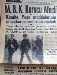 Cumhuriyet Gazetesi - 8 Aralık 1960 - Milli Birlik Komitesi Kurucu Meclis Yasasını Kabul Etti - Devlet Teşekküllerinin Bünyeleri Düzeltilecek - Milli Birlik Komitesi üyeleri Dün Büyük Millet Meclisine gelirlerken fotoğraf - Yüksek Adalet Divanı Başkanı Salim Başol Ve Arkadaşları Tiyatroya Gittiler - Yeşilhisar ile Geyikli Dosyaları Divan'a verildi - SEKA İşletmesi Genel Müdürü Enver Atafırat Ve Arkadaşları Dünkü Duruşmalarında fotoğraf - Teknik Üniversite'de affedilen öğretim üyeleri -  Adnan Menderes'i Karşılamak İçin SEKA'da Yapılan Yolsuzluk - 191 Düşük'ün Gayrimeşru Servetleri 75,827,404 Lira - 10. Köy Yazan Fakir Baykurt Yazı Dizisi -1860 Yılında İstanbul Yazan Haluk Yusuf Şehsuvaroğlu - Fransız Ordusunun İkiye Bölünmesi Tehlikesi Belirdi - Vatan cephesi yazan Burhan Felek  - Tunus Spor Festivaline Genç Takımımız  Katılacak -  Galatasaray Dün Gidemedi Bugün Hareket Ediyor - Sporda Eksiğimiz Doktor yazan Erdoğan Arıpınar - Totoda 13 maçı bilen 170 bin lira alacak  - Arçelik - Nivea