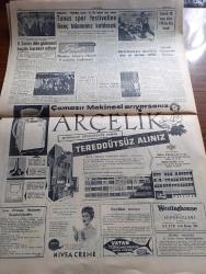 Cumhuriyet Gazetesi - 8 Aralık 1960 - Milli Birlik Komitesi Kurucu Meclis Yasasını Kabul Etti - Devlet Teşekküllerinin Bünyeleri Düzeltilecek - Milli Birlik Komitesi üyeleri Dün Büyük Millet Meclisine gelirlerken fotoğraf - Yüksek Adalet Divanı Başkanı Salim Başol Ve Arkadaşları Tiyatroya Gittiler - Yeşilhisar ile Geyikli Dosyaları Divan'a verildi - SEKA İşletmesi Genel Müdürü Enver Atafırat Ve Arkadaşları Dünkü Duruşmalarında fotoğraf - Teknik Üniversite'de affedilen öğretim üyeleri -  Adnan Menderes'i Karşılamak İçin SEKA'da Yapılan Yolsuzluk - 191 Düşük'ün Gayrimeşru Servetleri 75,827,404 Lira - 10. Köy Yazan Fakir Baykurt Yazı Dizisi -1860 Yılında İstanbul Yazan Haluk Yusuf Şehsuvaroğlu - Fransız Ordusunun İkiye Bölünmesi Tehlikesi Belirdi - Vatan cephesi yazan Burhan Felek  - Tunus Spor Festivaline Genç Takımımız  Katılacak -  Galatasaray Dün Gidemedi Bugün Hareket Ediyor - Sporda Eksiğimiz Doktor yazan Erdoğan Arıpınar - Totoda 13 maçı bilen 170 bin lira alacak  - Arçelik - Nivea