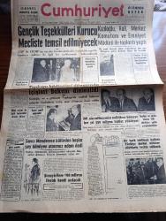 Cumhuriyet Gazetesi - 9 Aralık 1960 - Gençlik Teşekkülleri kurucu mecliste temsil edilmeyecek - İçişleri Bakanı Muharrem İhsan Kızıloğlu tanık mevkiinde ifade verirken fotoğraf - Topkapı hadiseleri davasında İçişleri Bakanı dinlenildi - Cemal Gürselin hastalığı tamamen geçti - Rektör Sıddık Sami Dün vilayetten çıkarken - milli birlik komitesi üyesi Kamil Karavelioğlu dünkü basın toplantısı sırasında fotoğraf - şeyhler ve ağlar iskana tabi oldukları yerde yargılanacaklar - Yassıada İntibaları sarı zarf nerede yazan Yaşar Kemal - Yüksek Adalet Divanı Başkanı Salim Başol'a Kendi resmi hediye edildi fotoğraf - savcı Adnan Menderes'e küfürden  başka şey bilmeyen utanmaz adam dedi - 10. Köy yazan Fakir Baykurt yazı dizisi - Rusların aya insan gönderme teşebbüsü facia ile neticelendi - Ay Üçüncü Dünya Harbine yol açıyordu --Bridget Bardot sinemadan çekiliyorum dedi fotoğraf - İstanbul Ankara Radyosu Programı - Galatasaray İzmir'e - güreşçi Nurettin Zafer Rumenleri çalıştıracak - Fenerbahçe