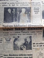 Cumhuriyet Gazetesi - 9 Aralık 1960 - Gençlik Teşekkülleri kurucu mecliste temsil edilmeyecek - İçişleri Bakanı Muharrem İhsan Kızıloğlu tanık mevkiinde ifade verirken fotoğraf - Topkapı hadiseleri davasında İçişleri Bakanı dinlenildi - Cemal Gürselin hastalığı tamamen geçti - Rektör Sıddık Sami Dün vilayetten çıkarken - milli birlik komitesi üyesi Kamil Karavelioğlu dünkü basın toplantısı sırasında fotoğraf - şeyhler ve ağlar iskana tabi oldukları yerde yargılanacaklar - Yassıada İntibaları sarı zarf nerede yazan Yaşar Kemal - Yüksek Adalet Divanı Başkanı Salim Başol'a Kendi resmi hediye edildi fotoğraf - savcı Adnan Menderes'e küfürden  başka şey bilmeyen utanmaz adam dedi - 10. Köy yazan Fakir Baykurt yazı dizisi - Rusların aya insan gönderme teşebbüsü facia ile neticelendi - Ay Üçüncü Dünya Harbine yol açıyordu --Bridget Bardot sinemadan çekiliyorum dedi fotoğraf - İstanbul Ankara Radyosu Programı - Galatasaray İzmir'e - güreşçi Nurettin Zafer Rumenleri çalıştıracak - Fenerbahçe