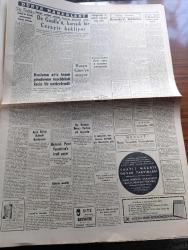 Cumhuriyet Gazetesi - 9 Aralık 1960 - Gençlik Teşekkülleri kurucu mecliste temsil edilmeyecek - İçişleri Bakanı Muharrem İhsan Kızıloğlu tanık mevkiinde ifade verirken fotoğraf - Topkapı hadiseleri davasında İçişleri Bakanı dinlenildi - Cemal Gürselin hastalığı tamamen geçti - Rektör Sıddık Sami Dün vilayetten çıkarken - milli birlik komitesi üyesi Kamil Karavelioğlu dünkü basın toplantısı sırasında fotoğraf - şeyhler ve ağlar iskana tabi oldukları yerde yargılanacaklar - Yassıada İntibaları sarı zarf nerede yazan Yaşar Kemal - Yüksek Adalet Divanı Başkanı Salim Başol'a Kendi resmi hediye edildi fotoğraf - savcı Adnan Menderes'e küfürden  başka şey bilmeyen utanmaz adam dedi - 10. Köy yazan Fakir Baykurt yazı dizisi - Rusların aya insan gönderme teşebbüsü facia ile neticelendi - Ay Üçüncü Dünya Harbine yol açıyordu --Bridget Bardot sinemadan çekiliyorum dedi fotoğraf - İstanbul Ankara Radyosu Programı - Galatasaray İzmir'e - güreşçi Nurettin Zafer Rumenleri çalıştıracak - Fenerbahçe