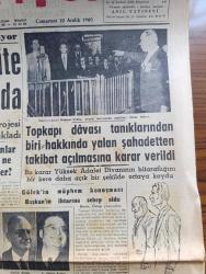 Cumhuriyet Gazetesi - 10 Aralık 1960 - Meclisi halka sevdirmek yazan Nadir Nadi Başmakale - Turhan Feyzioğlu Projesi Komite Çalışmalarında Ön Planda - Topkapı Davası Tanıklarından Biri Hakkında Yalan Şahadetten Takibat Açılmasına Karar Verildi - Yassıada İntibaları Yazan Yaşar Kemal - Örtülü Ödenek Davasında İleri Sürülen İddia Fiyasko Verdi - Cihad Baban  Vasfi Raşit Sevig Ahmet Şükrü Esmer Şahap Gürler fotoğraf - Refik Tulga Belediye Başkan Vekili Olarak Konuştu - emniyet amiri Mahmut Nedim dünkü duruşmada sanıkları itham ediyor fotoğraf - Ankara Üniversitesinin Atfedilen Üyelerle İlgili Kanun Teklifi - 10. Köy Yazan Fakir Baykurt Yazı Dizisi - Kiliselerin Birleştirilmesi İçin Müzakereler Yapılacak - Dünya Tarihini Değiştiren İki Bomba - Resimli Roman Başkasının Günahı Çizen Yves Sayol Yazı Dizisi - Kuran Ve Ezanın Türkçeleştirilmesi - Olimpiyat Köyünde Türk Caddesi  fotoğraf - Galatasaray Takımı Dün İzmir'e Gitti - Fenerbahçe PTT maçı - İstanbulspor Şekerhilal Maçı