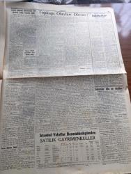 Cumhuriyet Gazetesi - 10 Aralık 1960 - Meclisi halka sevdirmek yazan Nadir Nadi Başmakale - Turhan Feyzioğlu Projesi Komite Çalışmalarında Ön Planda - Topkapı Davası Tanıklarından Biri Hakkında Yalan Şahadetten Takibat Açılmasına Karar Verildi - Yassıada İntibaları Yazan Yaşar Kemal - Örtülü Ödenek Davasında İleri Sürülen İddia Fiyasko Verdi - Cihad Baban  Vasfi Raşit Sevig Ahmet Şükrü Esmer Şahap Gürler fotoğraf - Refik Tulga Belediye Başkan Vekili Olarak Konuştu - emniyet amiri Mahmut Nedim dünkü duruşmada sanıkları itham ediyor fotoğraf - Ankara Üniversitesinin Atfedilen Üyelerle İlgili Kanun Teklifi - 10. Köy Yazan Fakir Baykurt Yazı Dizisi - Kiliselerin Birleştirilmesi İçin Müzakereler Yapılacak - Dünya Tarihini Değiştiren İki Bomba - Resimli Roman Başkasının Günahı Çizen Yves Sayol Yazı Dizisi - Kuran Ve Ezanın Türkçeleştirilmesi - Olimpiyat Köyünde Türk Caddesi  fotoğraf - Galatasaray Takımı Dün İzmir'e Gitti - Fenerbahçe PTT maçı - İstanbulspor Şekerhilal Maçı