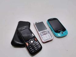 Görüldüğü haliyle koleksiyonluk yada parçalık 3 adet eski bataryasız cep telefonu.  Huawei U1280 Nokia N73 Samsung C3510